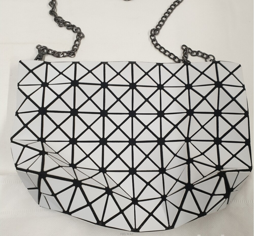 명품 바오바오 이세이미야케(BAO BAO ISSEY MIYAKE 정품)의 프리즘 체인 크로스백(또는 클러치) 이미지