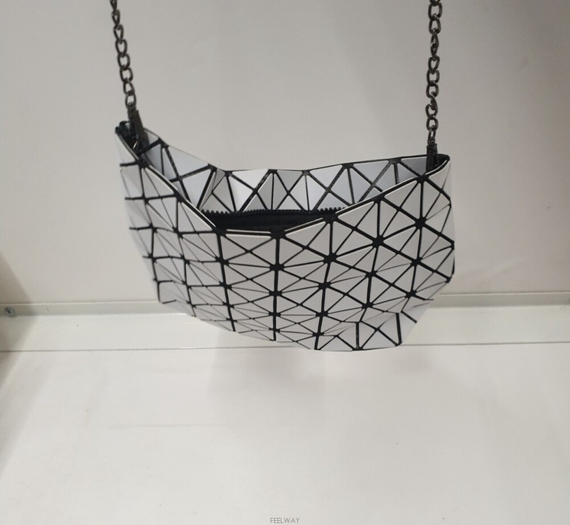 명품 바오바오 이세이미야케(BAO BAO ISSEY MIYAKE 정품)의 프리즘 체인 크로스백(또는 클러치) 이미지