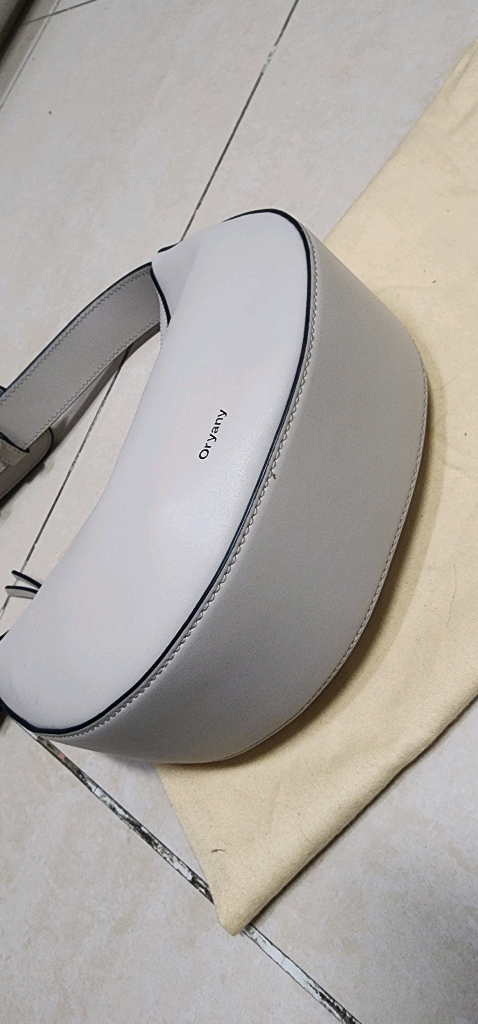 오야니 루키 반달 크로스백 가격내림 이미지