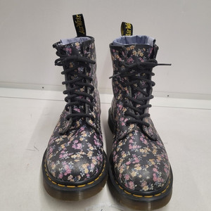 닥터마틴(Dr. Martens)의 대표 모델인 1460 8홀 부츠에 화사한 꽃무늬 1460 플라워 플로랄 이미지