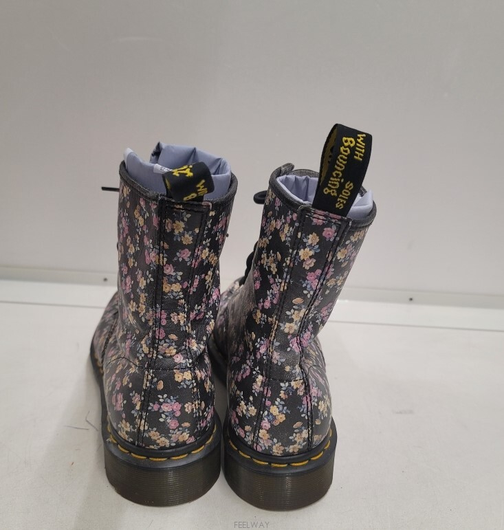 닥터마틴(Dr. Martens)의 대표 모델인 1460 8홀 부츠에 화사한 꽃무늬 1460 플라워 플로랄 이미지