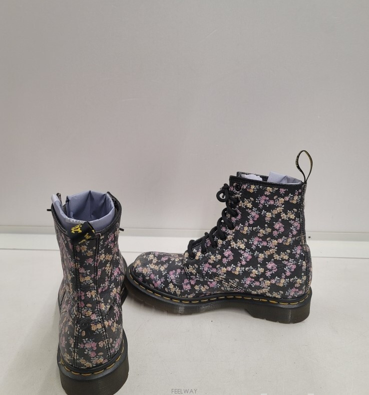 닥터마틴(Dr. Martens)의 대표 모델인 1460 8홀 부츠에 화사한 꽃무늬 1460 플라워 플로랄 이미지
