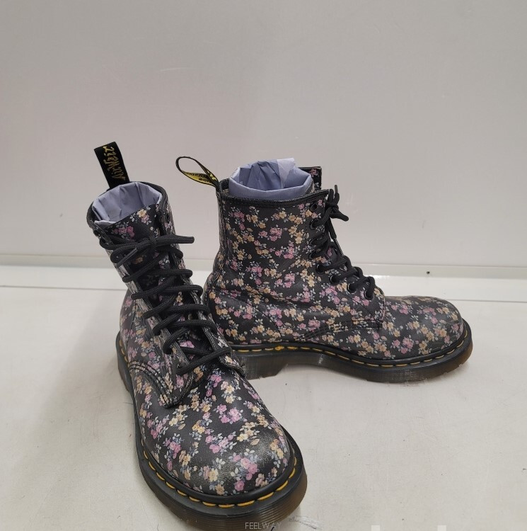 닥터마틴(Dr. Martens)의 대표 모델인 1460 8홀 부츠에 화사한 꽃무늬 1460 플라워 플로랄 이미지