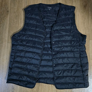 무탠다드 브이넥 라이트다운 베스트 블랙 L 팝니다 이미지