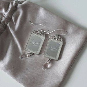 정품 디올 귀걸이 미러 프레임 드롭 피아스 이어링