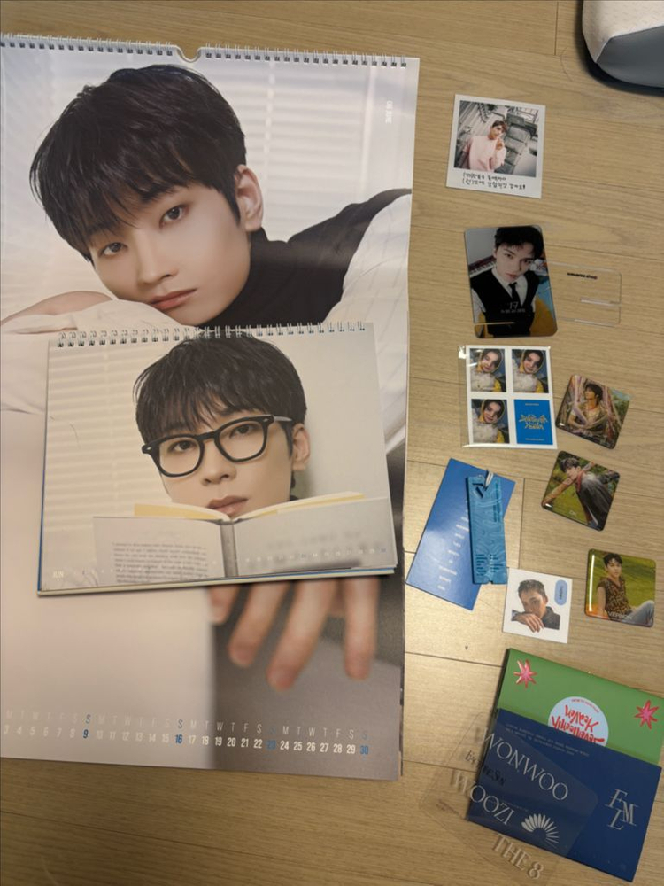 세븐틴 앨범 26개,미니 달력,큰 달력, 포카 다 있음,특전으로 받은거,주문제작 키링 이미지