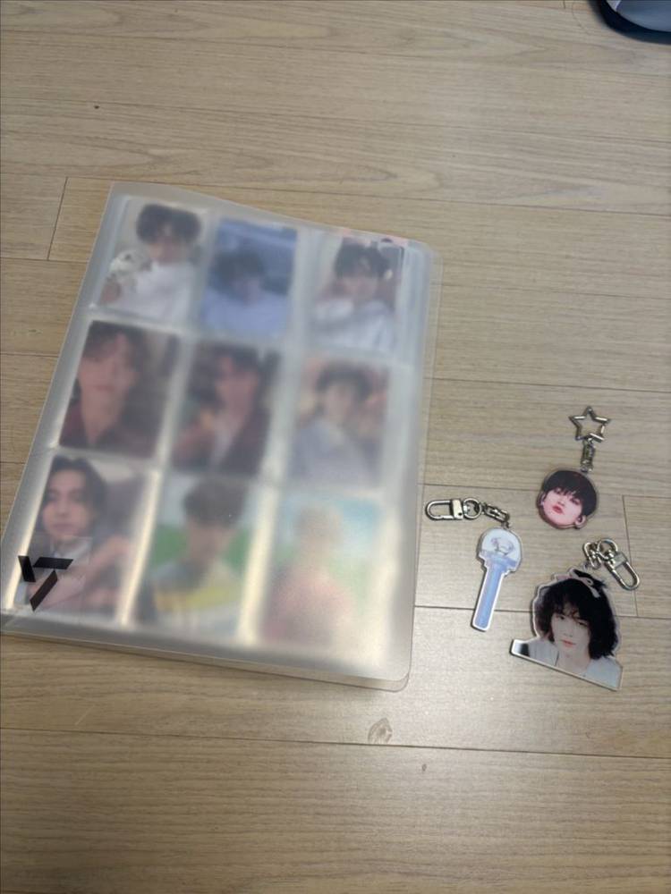 세븐틴 앨범 26개,미니 달력,큰 달력, 포카 다 있음,특전으로 받은거,주문제작 키링 이미지