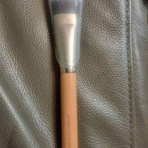 더툴랩 파운데이션 브러쉬 이미지