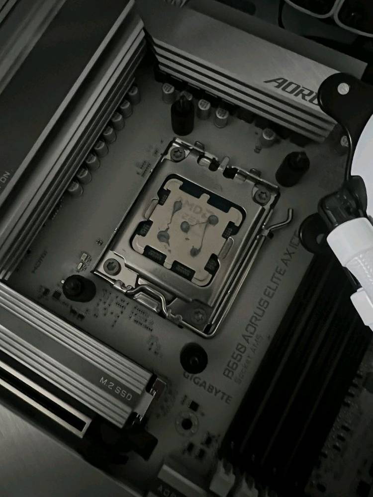 거의 새것 9800x3d RTX 5080 어로스마스터 어마 ICE PC 화이트 수냉쿨러 데스크탑 이미지