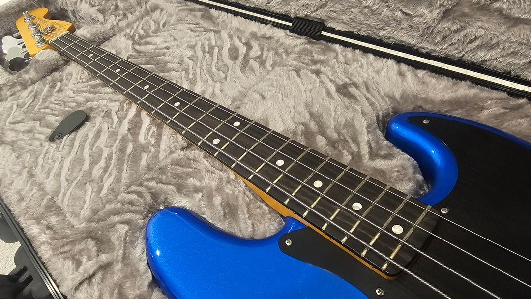 펜더 울트라2 에보니 재즈 베이스 기타 이미지