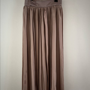 베이지 색상의 플리츠 롱 스커트