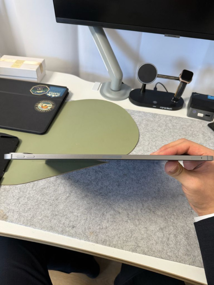 아이패드 프로 6세대 12.9인치 128GB 셀룰러 + 매직키보드 풀박스 이미지