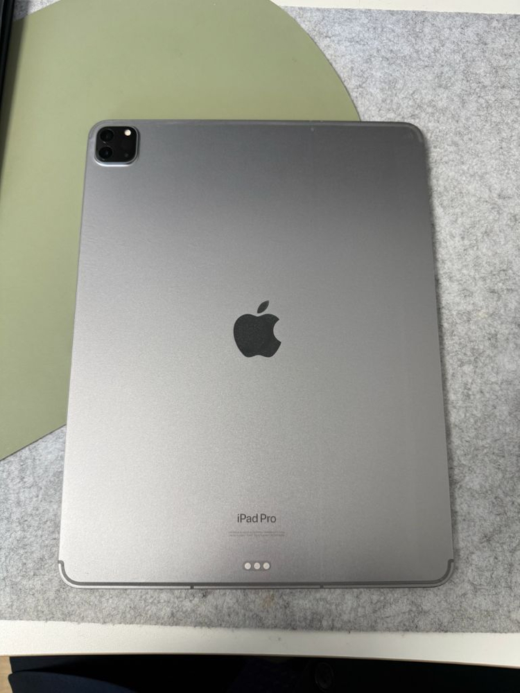 아이패드 프로 6세대 12.9인치 128GB 셀룰러 + 매직키보드 풀박스 이미지