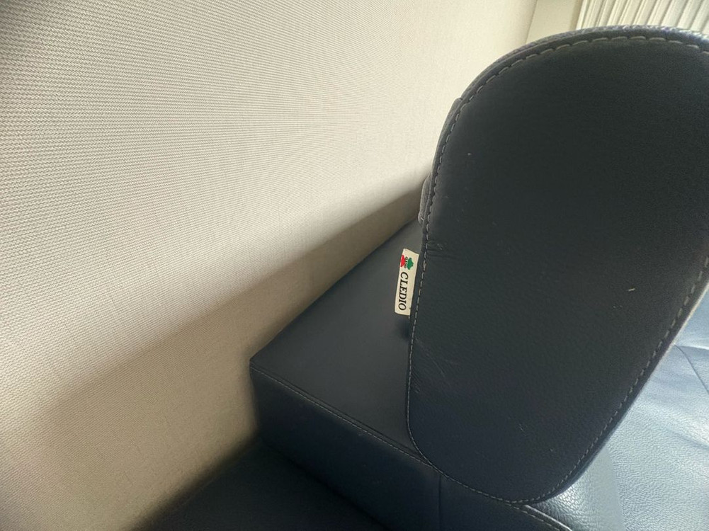 다우닝 클레디오 네이비 가죽 쇼파(4인용) 판매합니다. 이미지