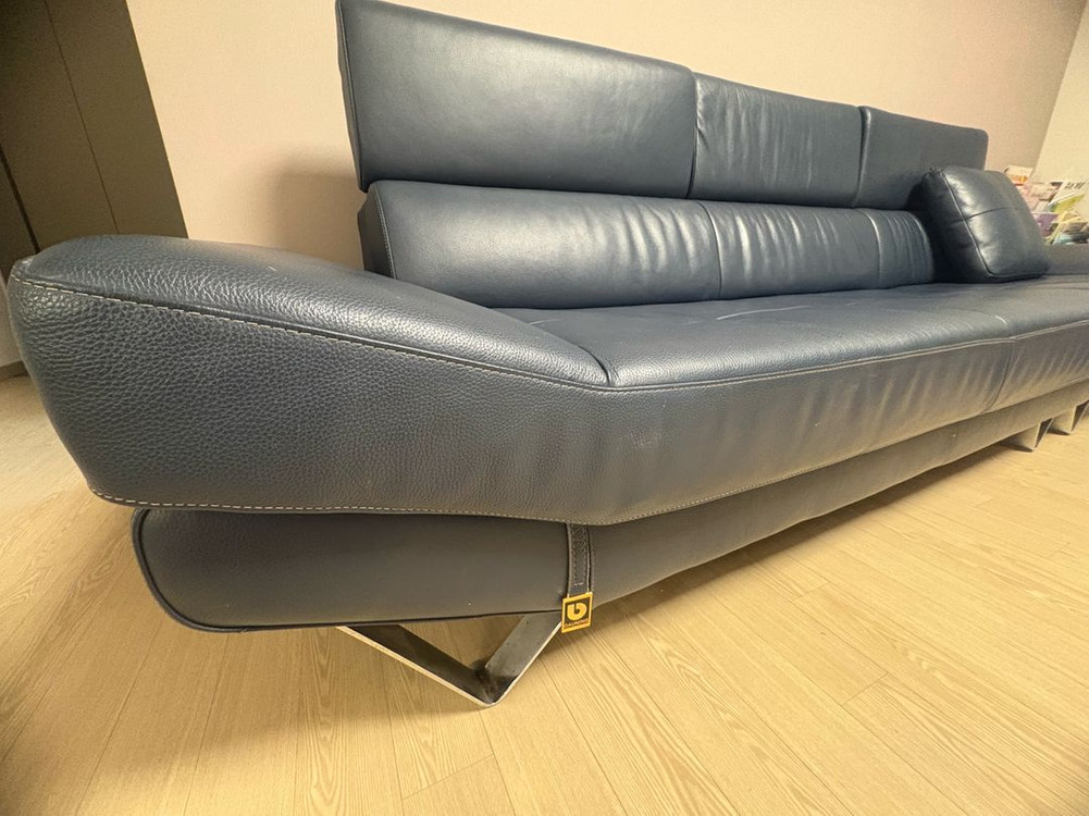 다우닝 클레디오 네이비 가죽 쇼파(4인용) 판매합니다. 이미지