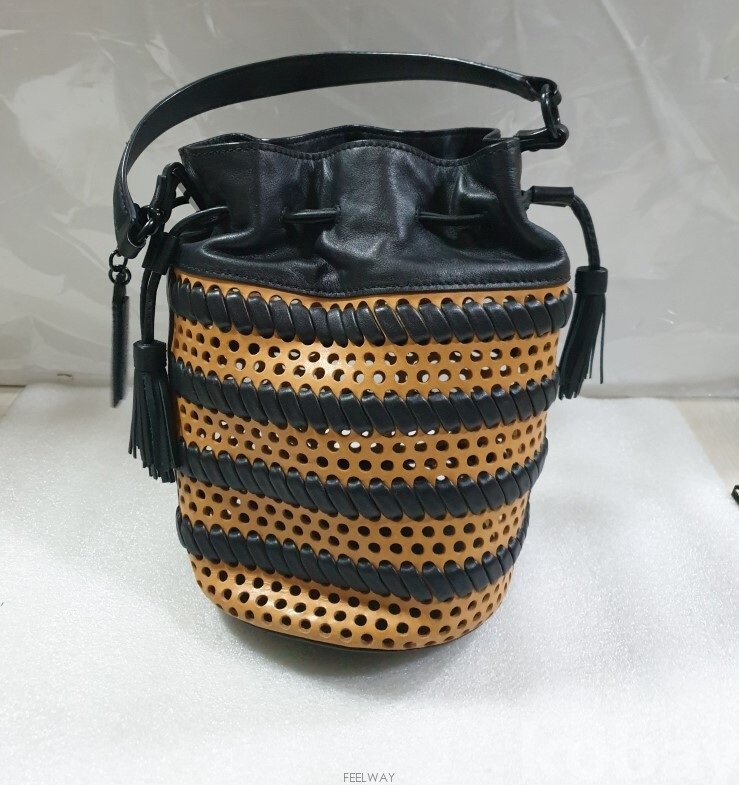 뉴욕의 패션 브랜드 로플러 랜달(Loeffler Randall)의 인더스트리 레더 버킷백(Industry--0