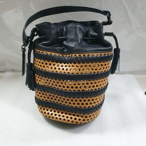 뉴욕의 패션 브랜드 로플러 랜달(Loeffler Randall)의 인더스트리 레더 버킷백(Industry