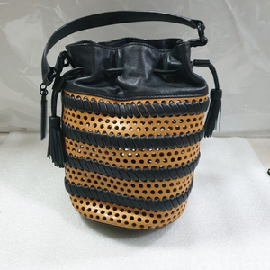 뉴욕의 패션 브랜드 로플러 랜달(Loeffler Randall)의 인더스트리 레더 버킷백(Industry