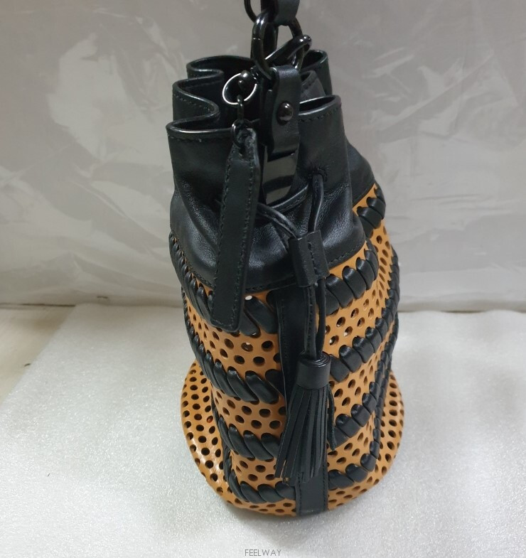 뉴욕의 패션 브랜드 로플러 랜달(Loeffler Randall)의 인더스트리 레더 버킷백(Industry--1