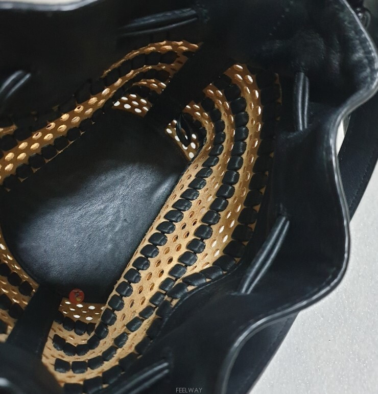 뉴욕의 패션 브랜드 로플러 랜달(Loeffler Randall)의 인더스트리 레더 버킷백(Industry--2