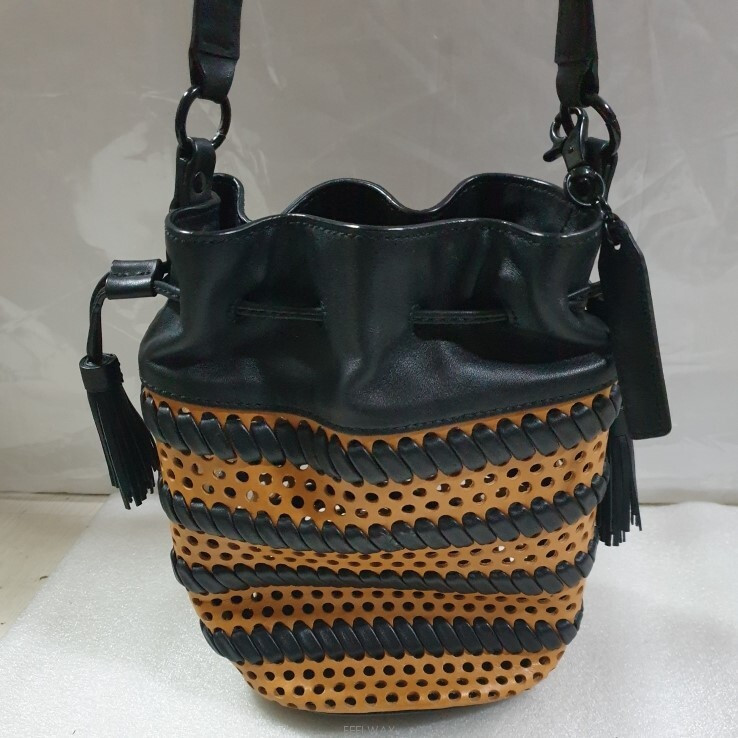 뉴욕의 패션 브랜드 로플러 랜달(Loeffler Randall)의 인더스트리 레더 버킷백(Industry--3