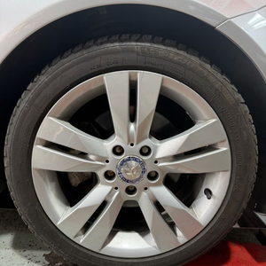 w204 순정17인치 휠타이어 이미지
