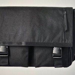 dual pocket messenger bag black 이미지