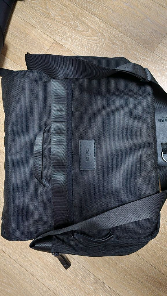 dual pocket messenger bag black 이미지