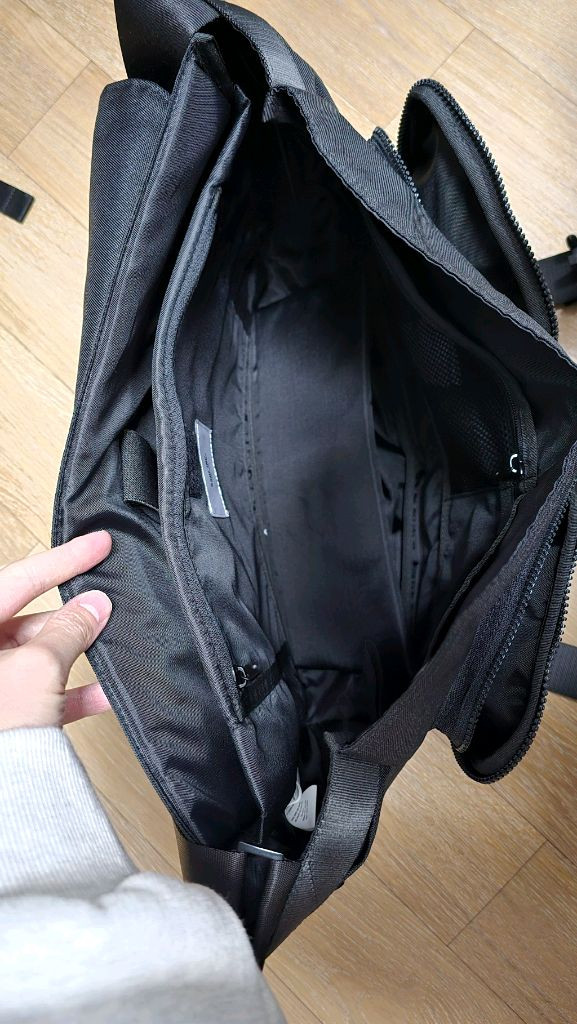 dual pocket messenger bag black 이미지