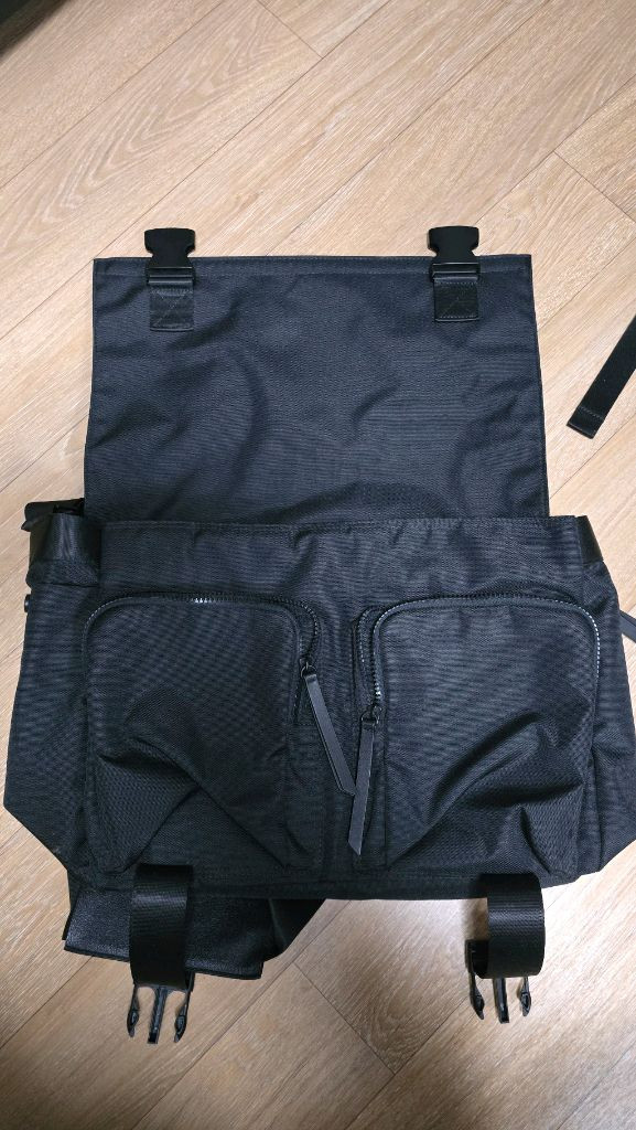 dual pocket messenger bag black 이미지