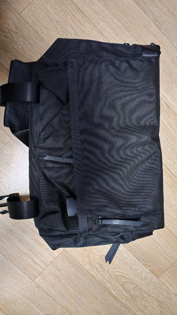 dual pocket messenger bag black 이미지