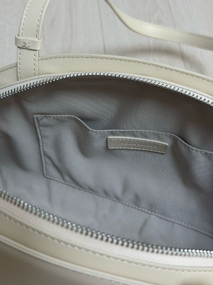 무신사 스탠다드 하프문 숄더백 머쉬룸 이미지