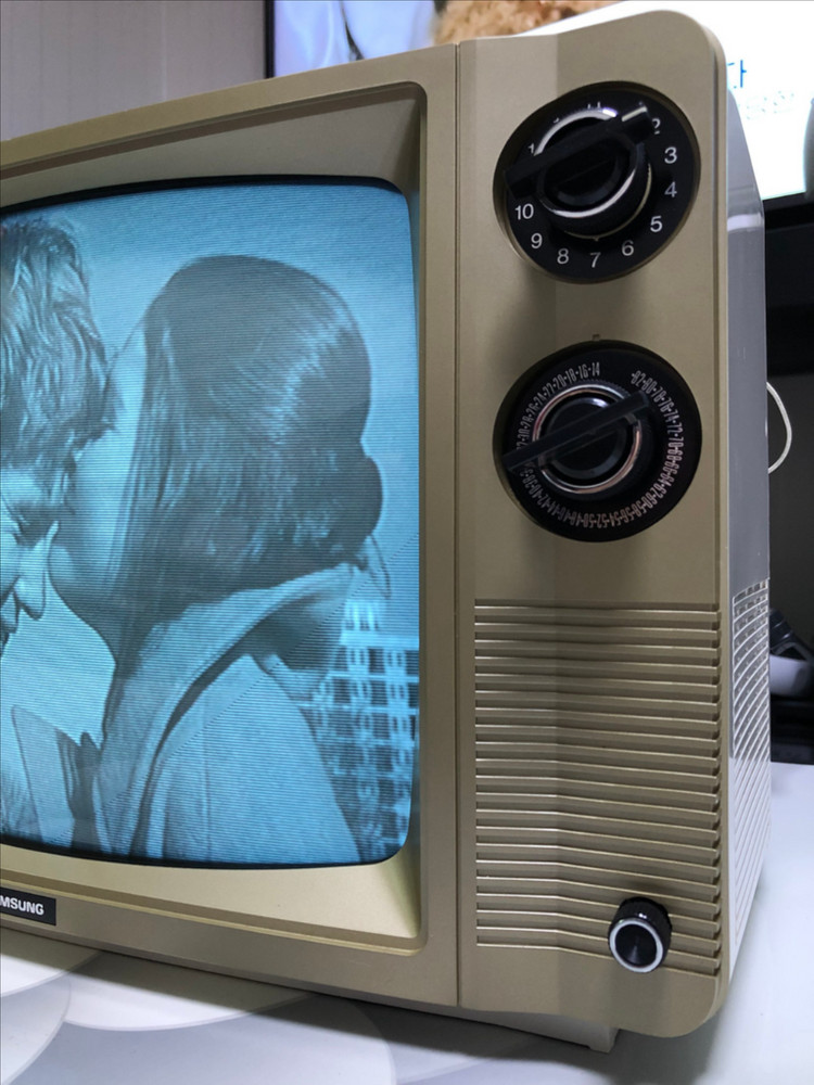 초밀봉(새상품)80년대 삼성전자 12인치 흑백티비///(골드&화이트)빈티지 레트로 인테리어소품///브라운관tv--4