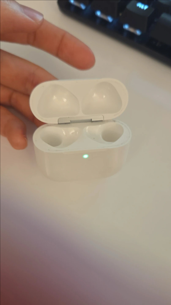 에어팟4 노캔 본체+오른쪽 유닛 이미지