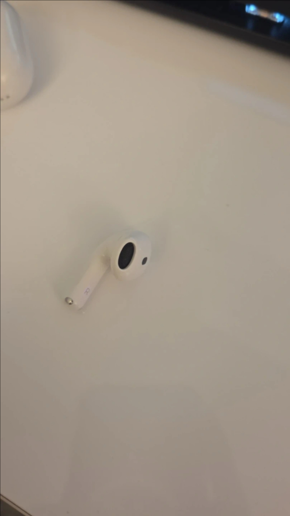 에어팟4 노캔 본체+오른쪽 유닛 이미지