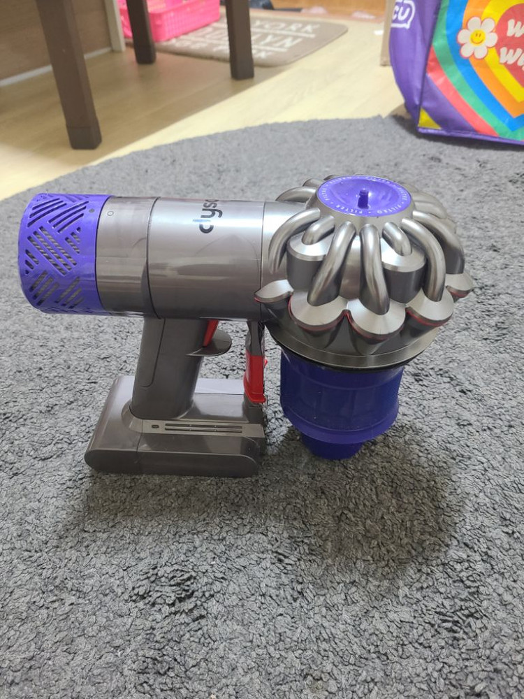 다이슨 V6 무선청소기 본체 이미지