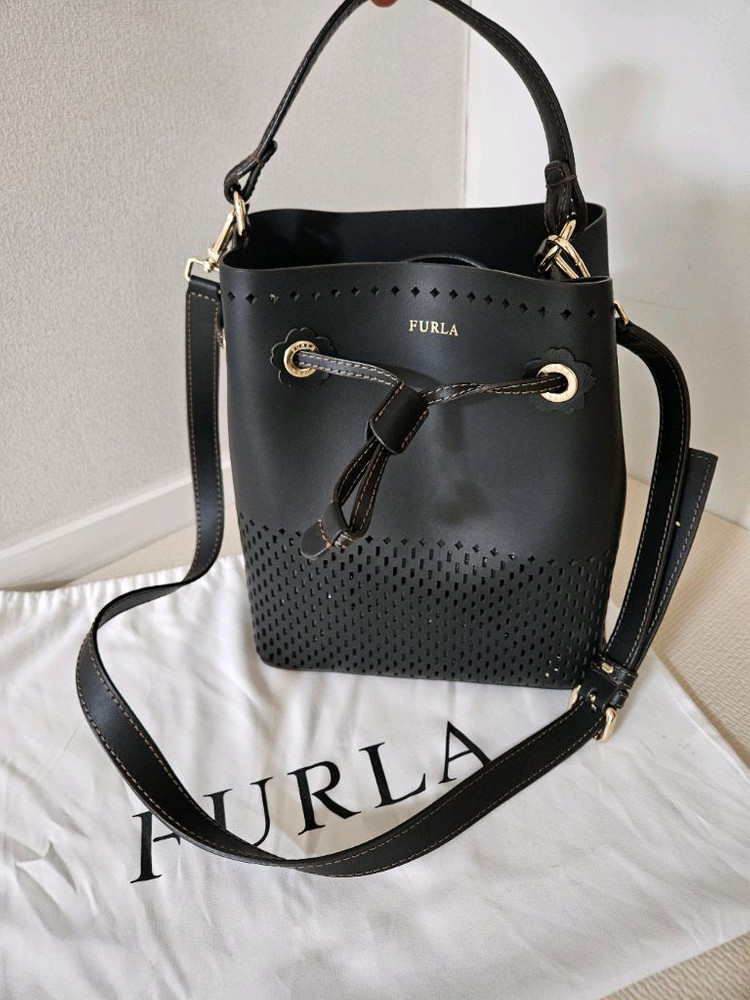 훌라 블랙 펀칭 버킷백 이미지