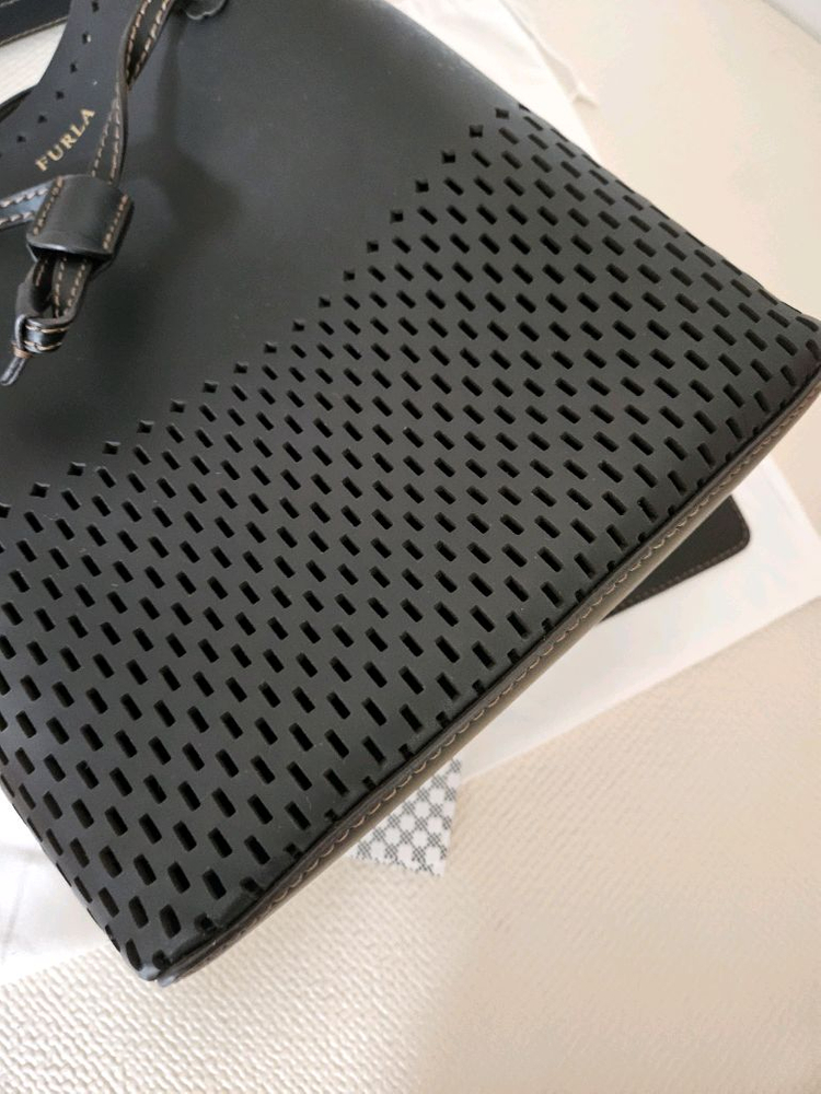 훌라 블랙 펀칭 버킷백 이미지