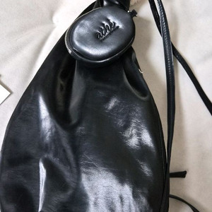 아떼바네사브루노 봉봉 글로시 숄더백 겸 백팩 이미지