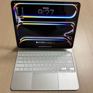 아이패드 프로 13 M4 셀룰러 + 매직키보드 프로 화이트 이미지