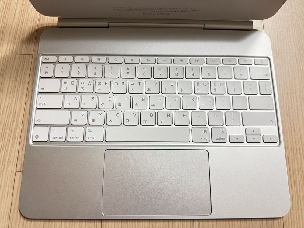 아이패드 프로 13 M4 셀룰러 + 매직키보드 프로 화이트 이미지