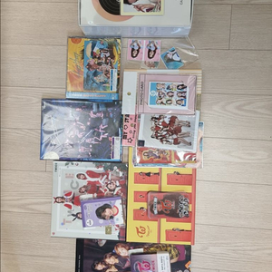 트와이스 앨범, 응원봉, 포카 각종 굿즈 이미지