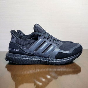 아디다스 울트라부스트 스웨이드블랙 이미지