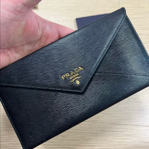 프라다 사피아노 가죽 클러치
