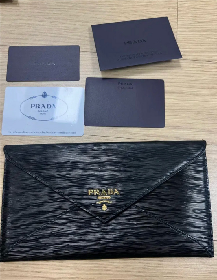 프라다 사피아노 가죽 클러치--1