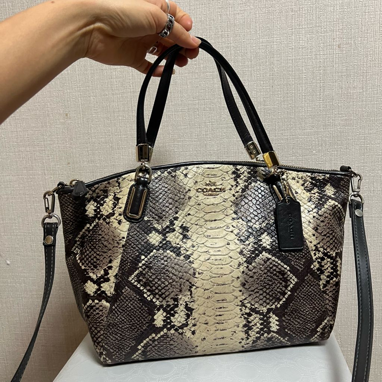 코치 뱀피 숄더백 크로스백 이미지