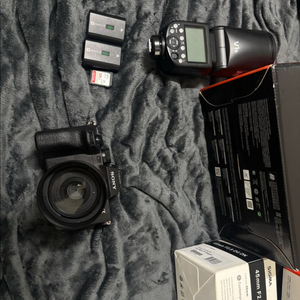 소니 a7m4 + 시그마 45mm f2.8 + 정품배터리3개 이미지