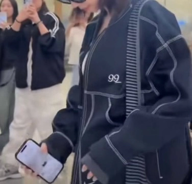 카리나가 입은 나이키 블랙 스티치 자켓 이미지