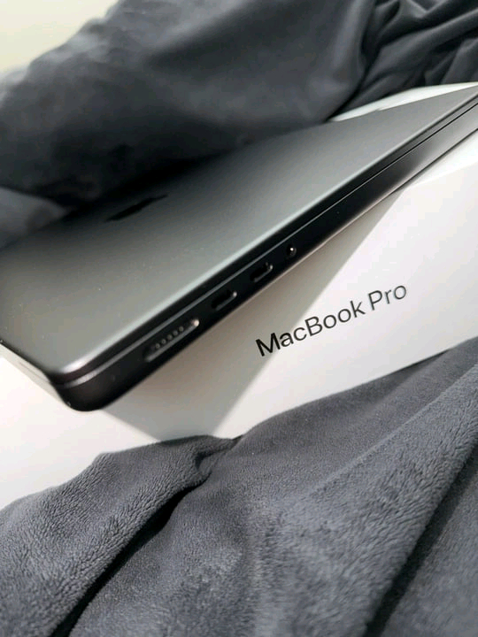 애플 맥북 14 프로 M5 스페이스 그레이 개봉--4