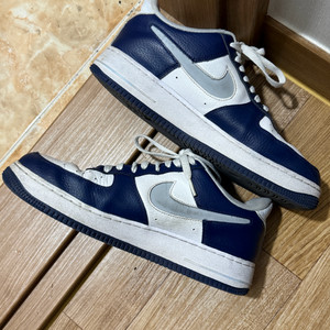 나이키 에어포스 1 07 컷 아웃 스우시 미드나잇 네이비 280mm